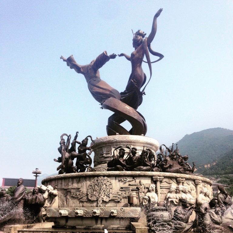 The statue of Yang Guifei and Emperor Xuanzong